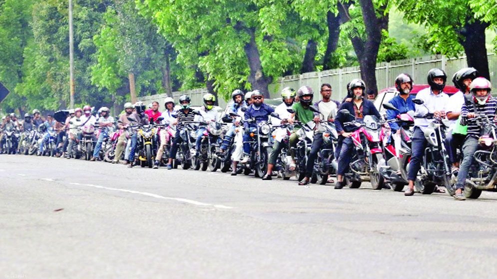 রাজধানীতে দুর্ভোগ চরমে  পাম্পে পাম্পে লাইন, ক্লান্ত মানুষ