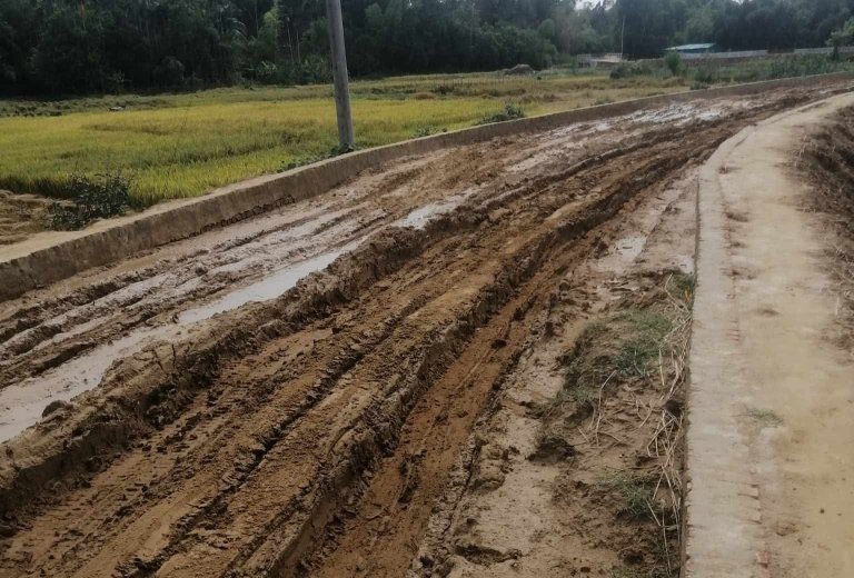 ২১কোটি টাকার সড়কের কাজে নিম্নমানের সামগ্রী ব্যবহারে বৃষ্টিতে চরম জনদূর্ভোগ