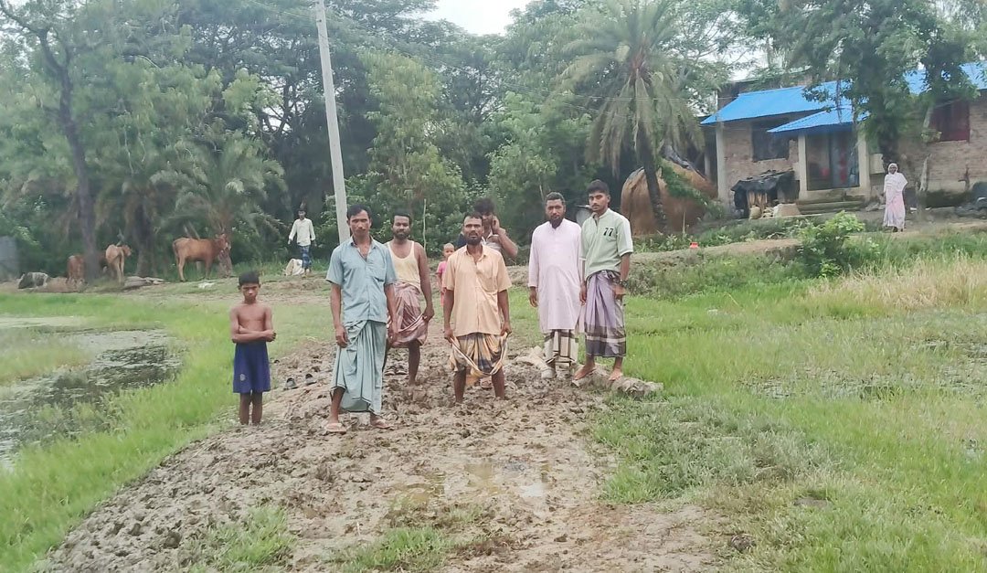 মাতামূহুরীর মরংঘোনার খালপাড় সড়কের মরণ অবস্থাঃ ৫০ বছরেও হয়নি সংস্কার