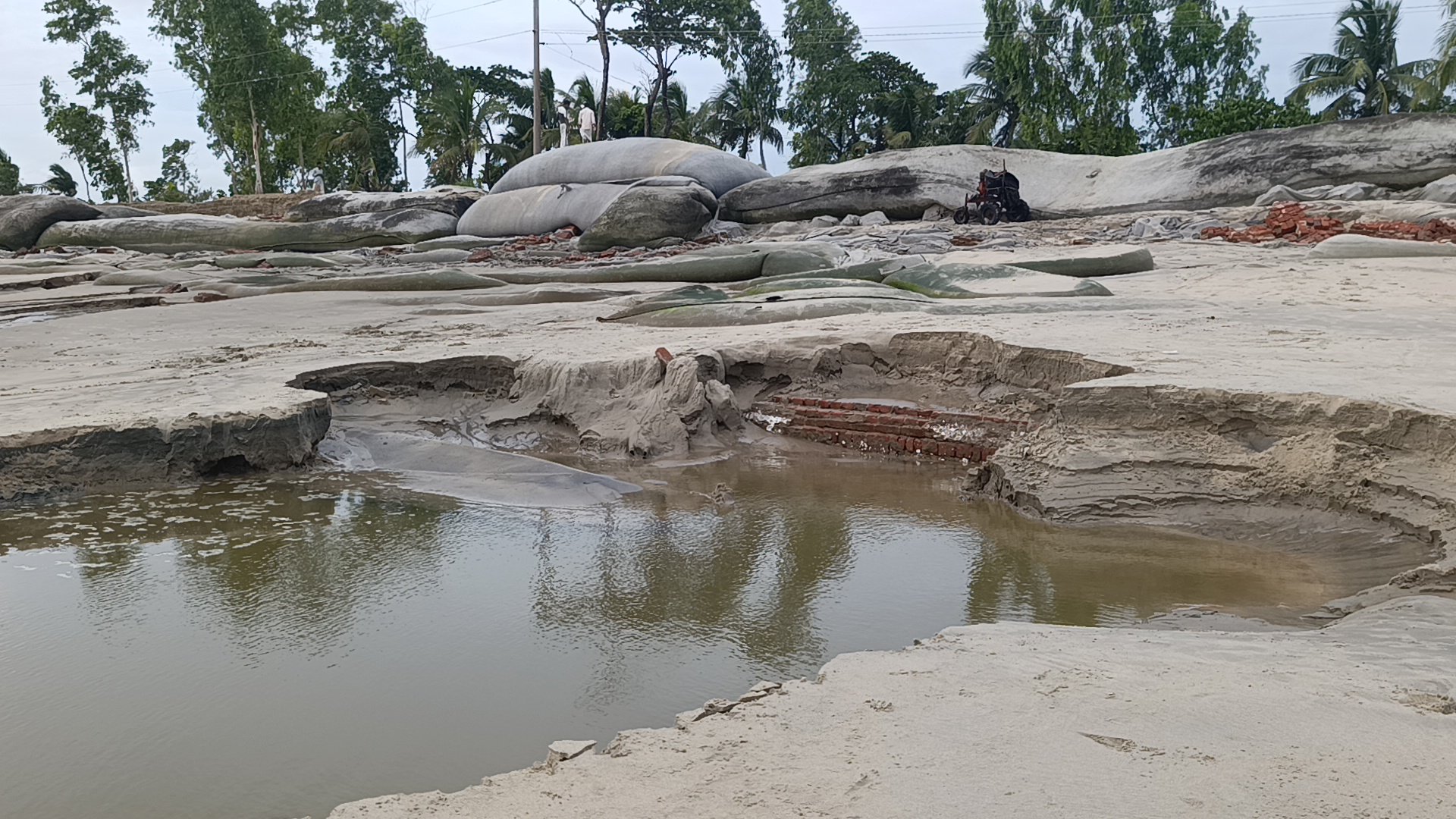 মাতারবাড়ীর বেড়িবাঁধ সংস্কারে অনিয়ম: বাঁধের পাশ থেকে বালু কেটে জিও ব্যাগ স্থাপন