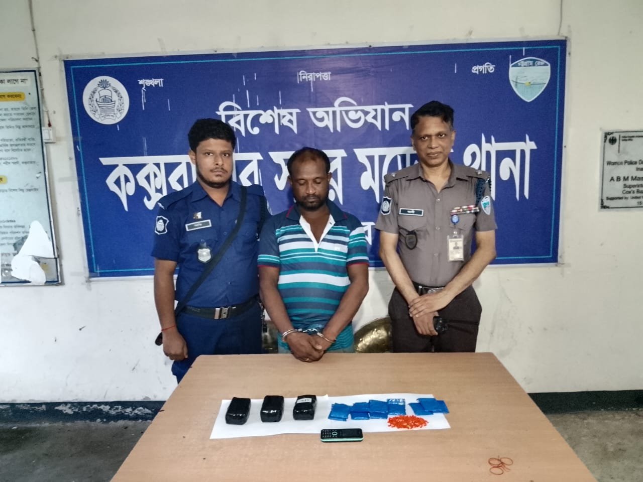 কক্সবাজার সদর থানা পুলিশের অভিযানে ৮ হাজার ইয়াবাসহ পিকআপ জব্দ,আটক-১