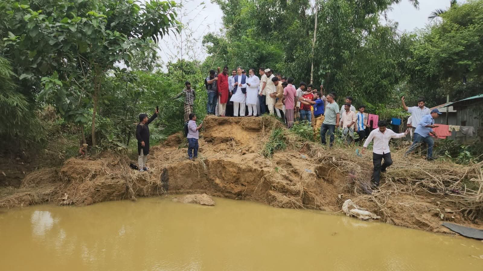 চকরিয়ায় বন্যার্তদের মাঝে ত্রাণ বিতরণ ও নদী ভাঙান পরিদর্শনে স্বরাষ্ট্রমন্ত্রী সালাহউদ্দিন আহমেদ