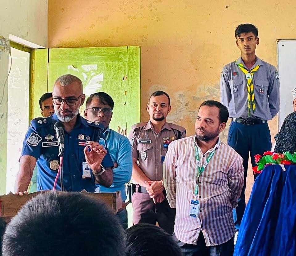 শিক্ষার্থীদের সঙ্গে পুলিশ সুপারের প্রাণবন্ত মতবিনিময়, নারী নির্যাতন-ইভটিজিং ও বাল্যবিবাহ প্রতিরোধে সচেতনতামূলক দিকনির্দেশনা
