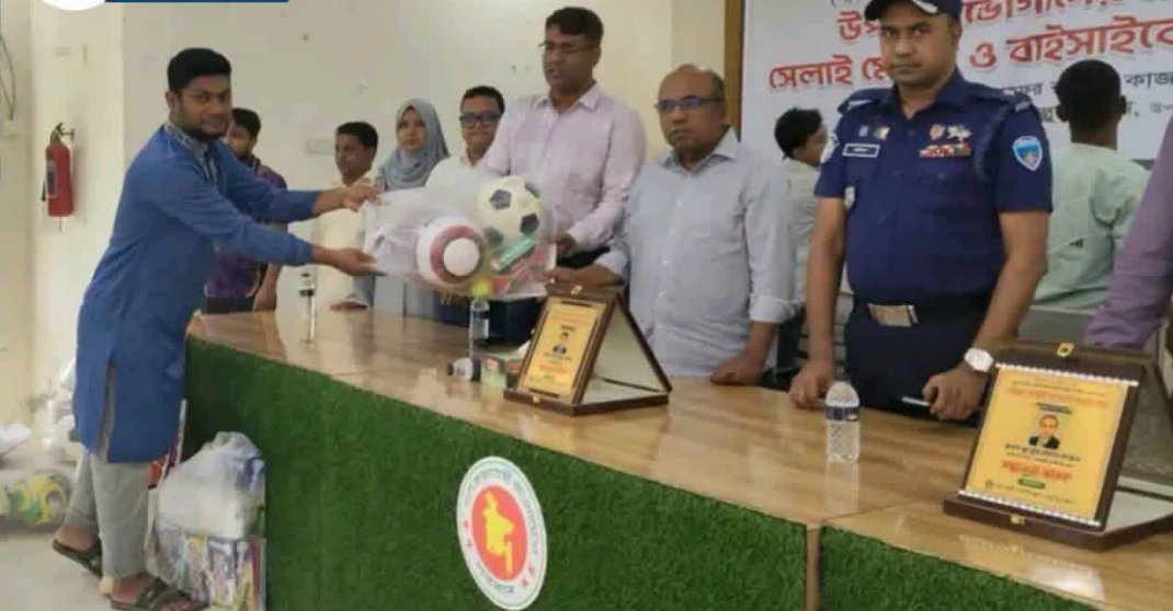 রামুতে ক্রীড়া সামগ্রী বিতরণ করলেন এমপি কাজল