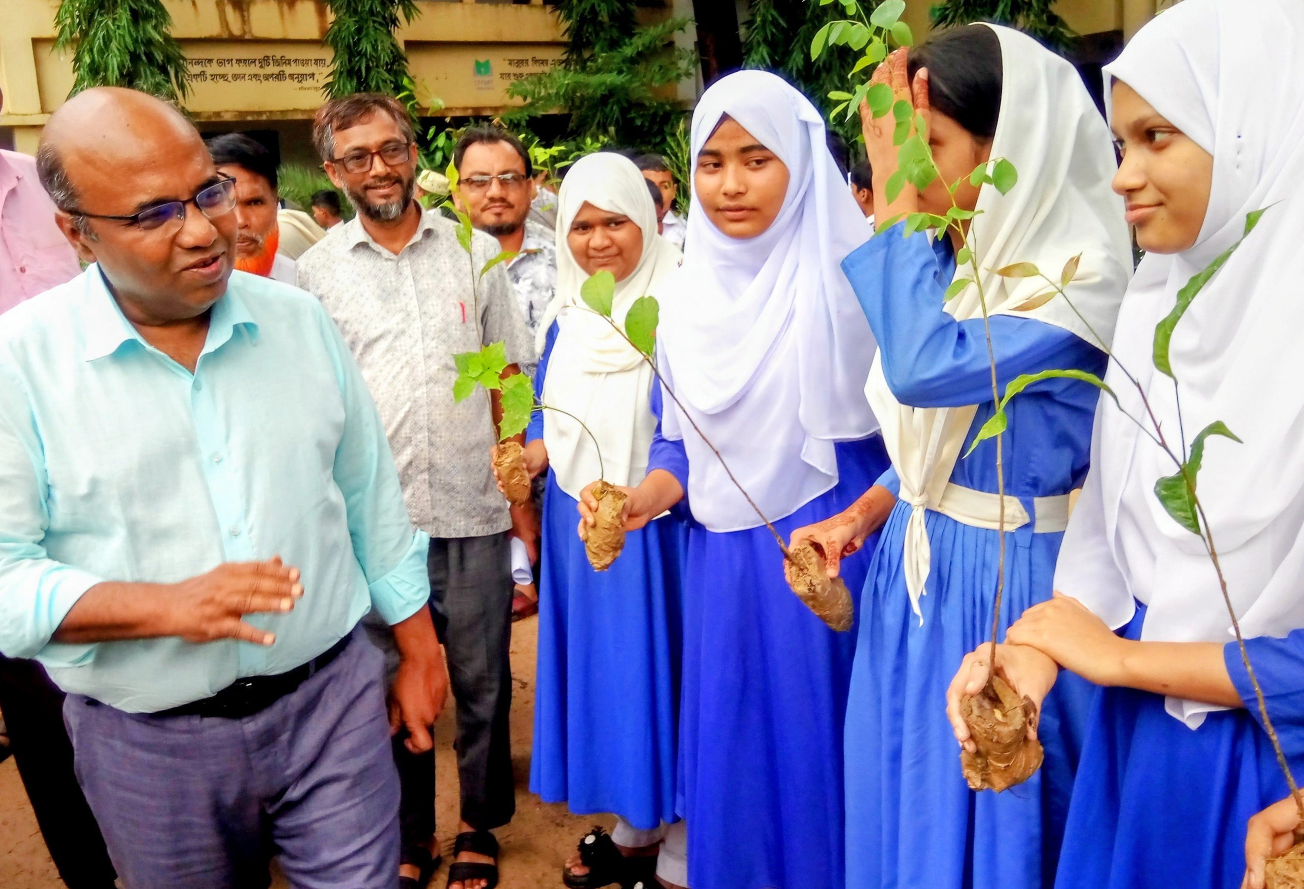 দ্বিতীয় দিনেও শিক্ষার্থীদের হাতে ৯ হাজার চারা তুলে দিলেন এমপি কাজল