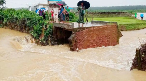 ভারি বৃষ্টিতে উখিয়ার ছেপটখালীতে তলিয়ে গেল সংযোগ সড়ক, যাতায়াতে ভোগান্তি