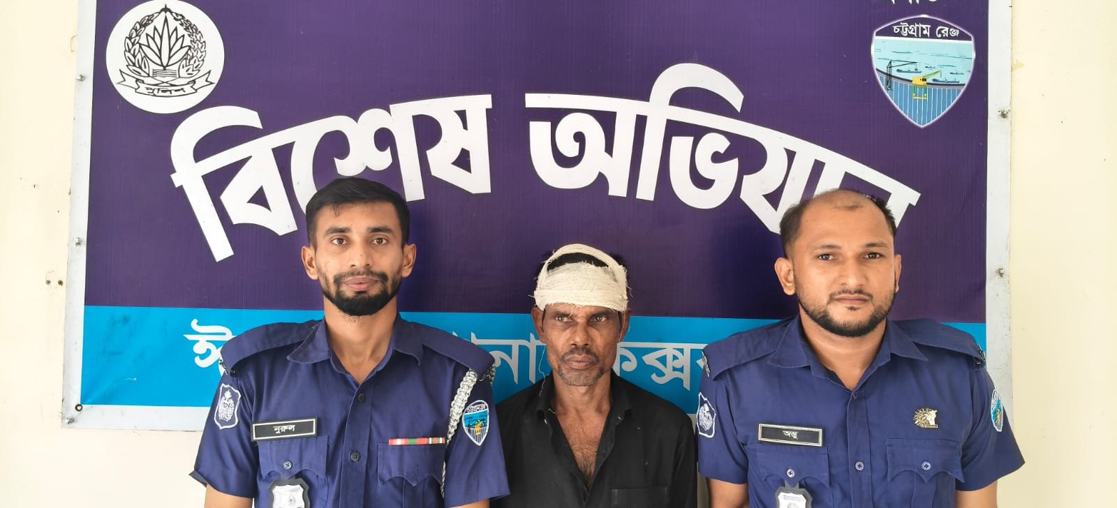 ছুরিকাঘাতে গুরুতর আহত হয়েও এক ডাকাতকে জাপটে ধরলেন যুবক