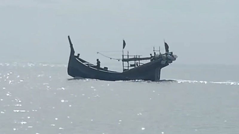 ট্রলারসহ ৩ জেলেকে ধরে নিয়ে গেল আরাকান আর্মি