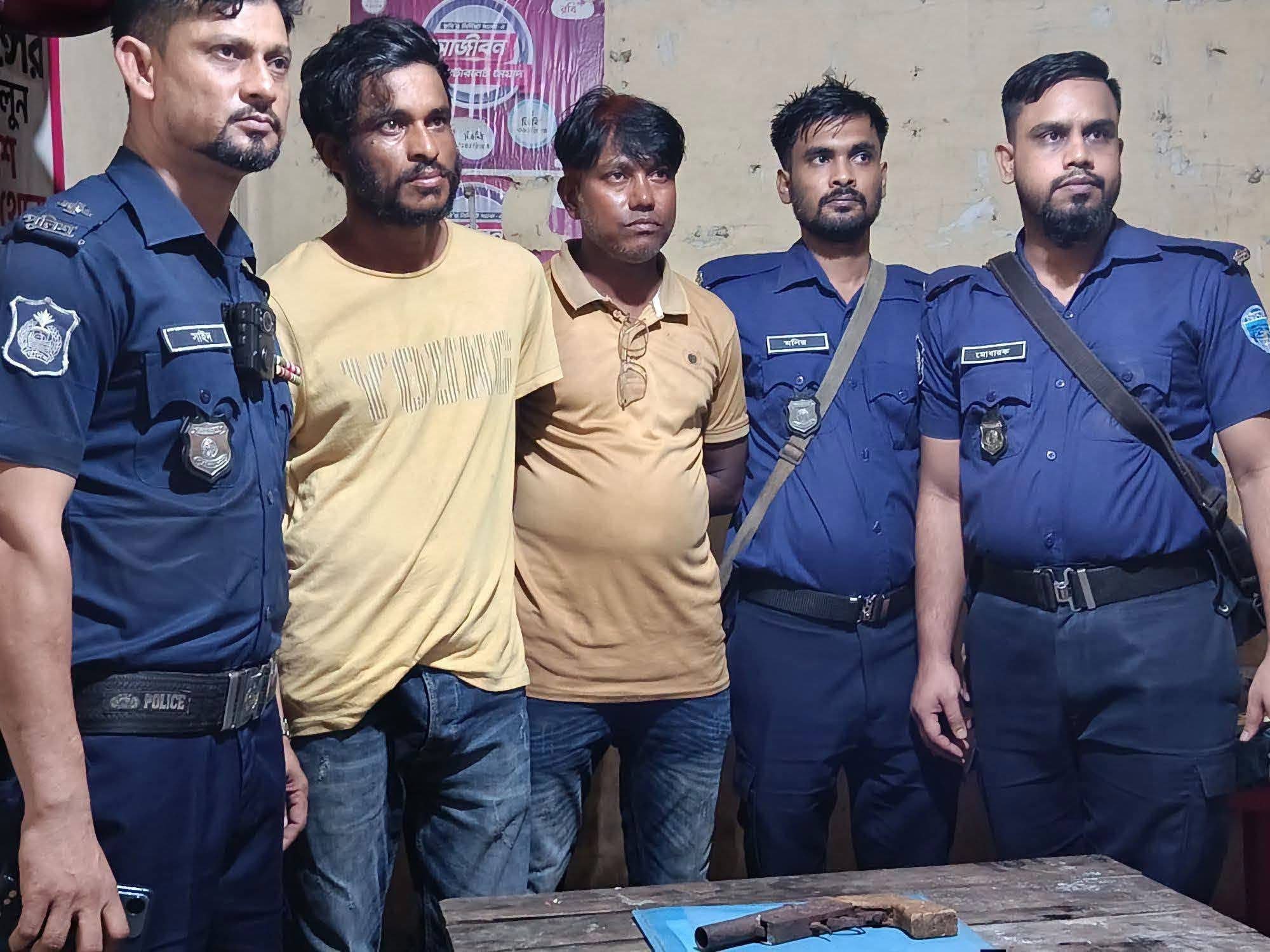 কক্সবাজার পৌরসভা ৯ নং ওয়ার্ডের মহাজেরপাড়ার রুবেল'সহ দুই জনকে দেশীয় অস্ত্র সহ আটক করেছে সদর থানা পুলিশ।