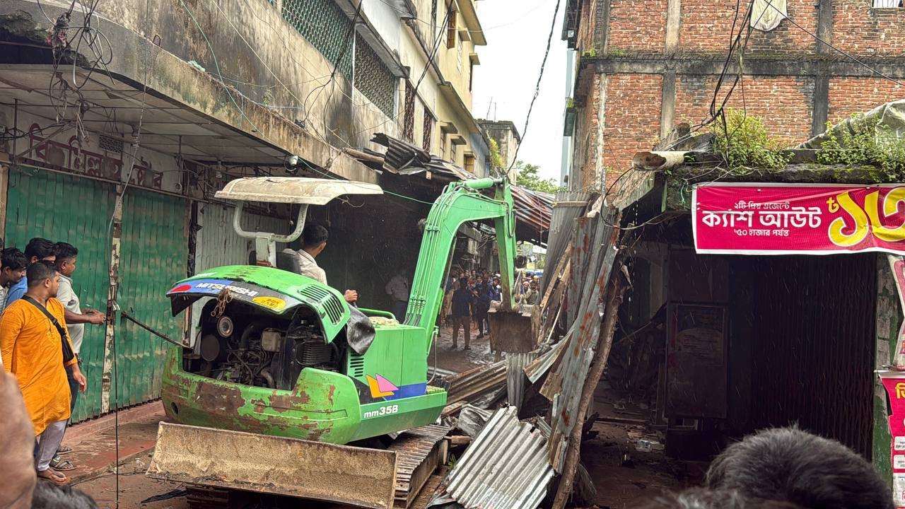 ঈদগাঁওতে অবৈধ দখলদারদের বিরুদ্ধে প্রশাসনের হার্ডলাইন