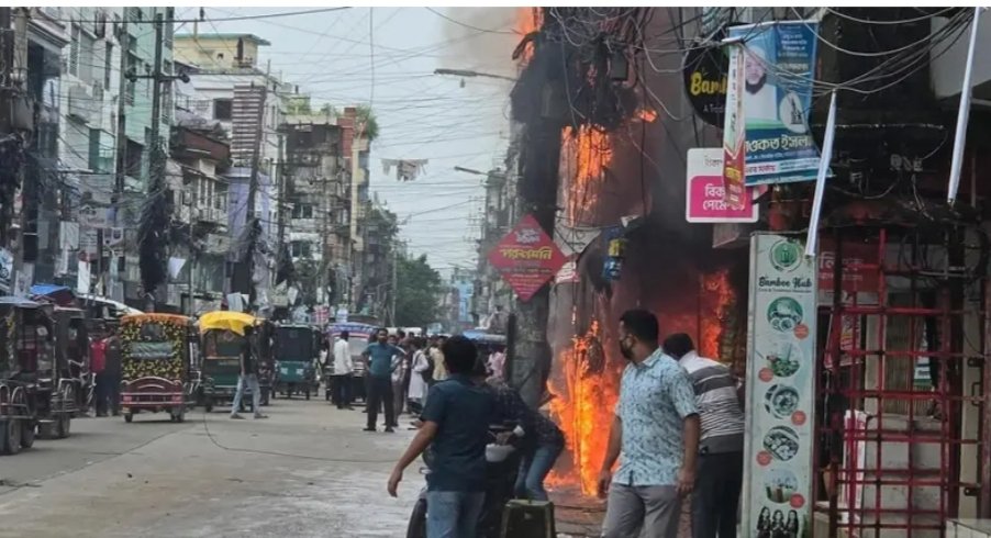 ফায়ার সার্ভিস আসেনি এক ঘণ্টাতেও, স্থানীয়দের চেষ্টায় রক্ষা কক্সবাজার বার্মিজ মার্কেট