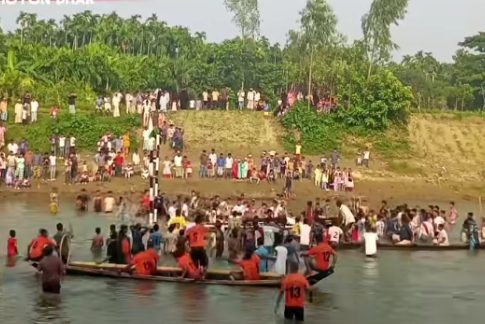 রামুতে নৌকাবাইচ প্রতিযোগিতা অনুষ্ঠিত